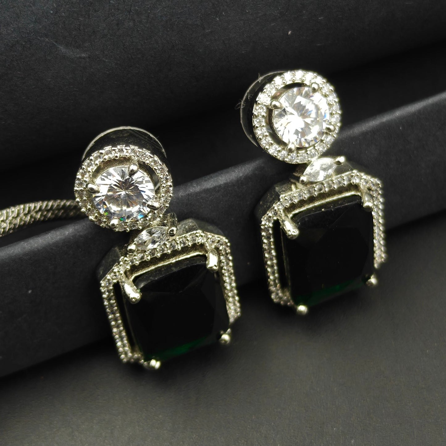 21926 Platinum Necklace Short Square Dark Green