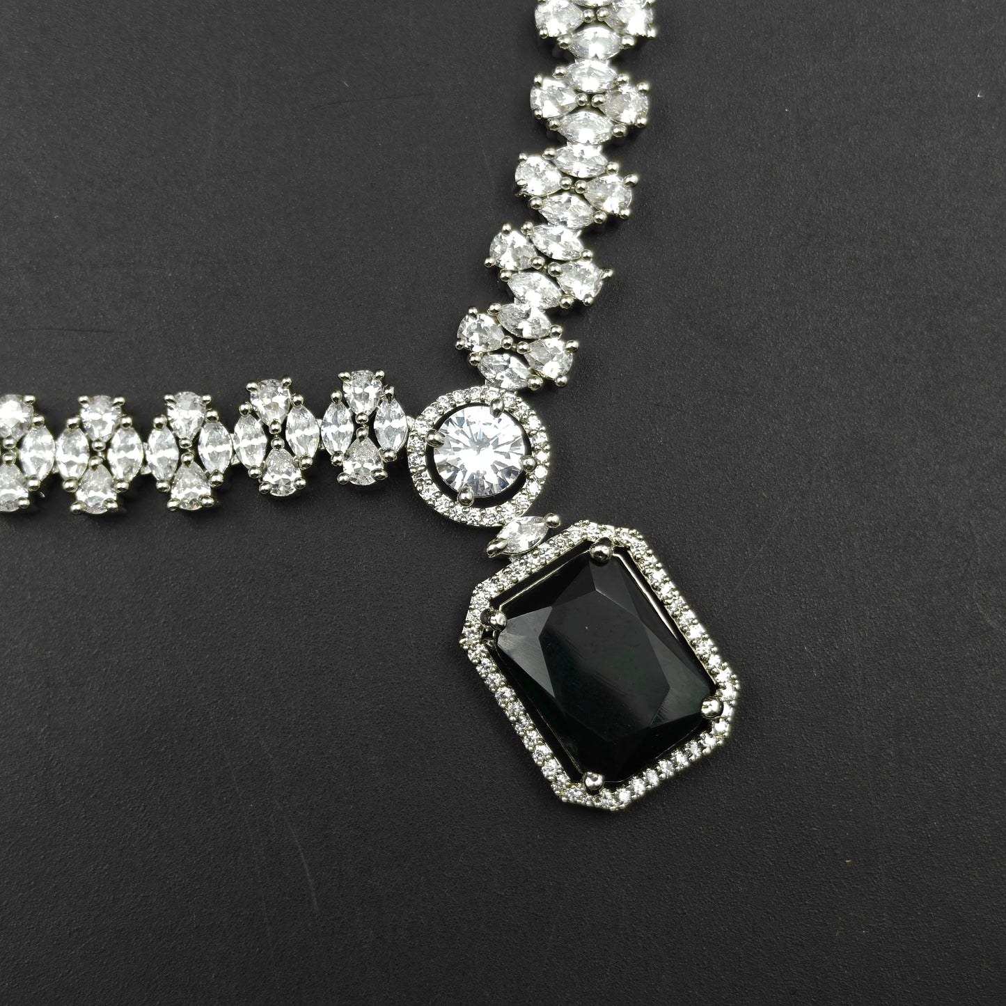 21926 Platinum Necklace Short Square Dark Green