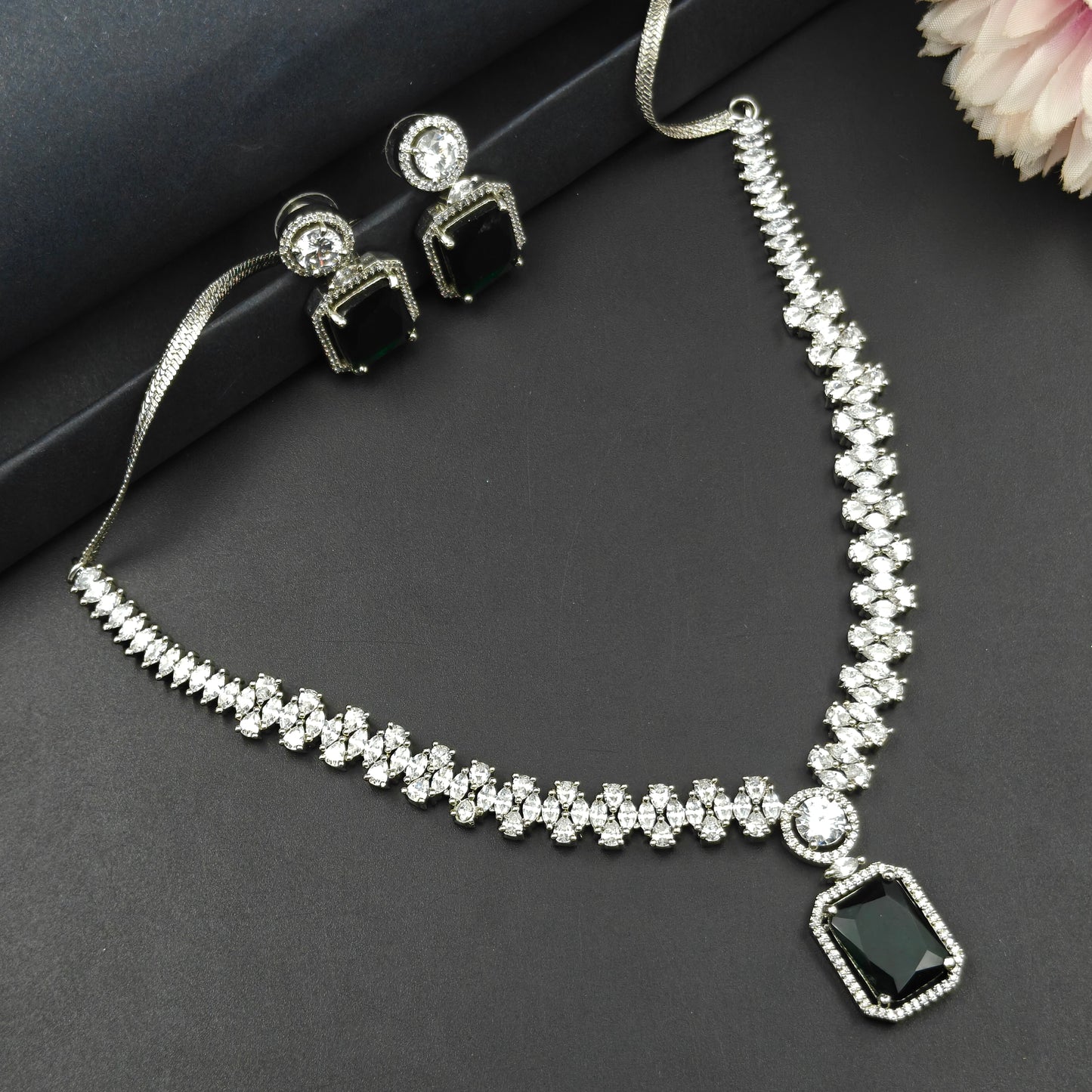 21926 Platinum Necklace Short Square Dark Green