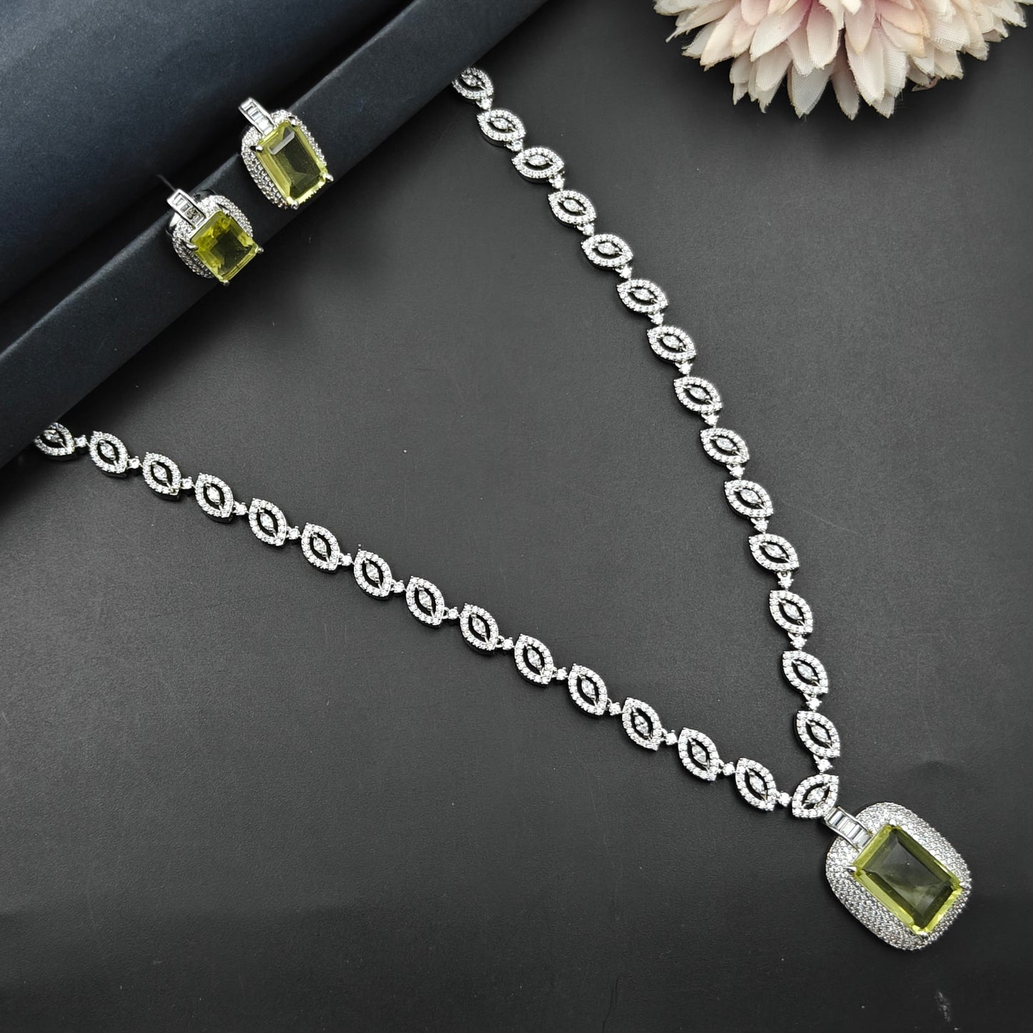 26863 Platinum Square Necklace Parrot Green