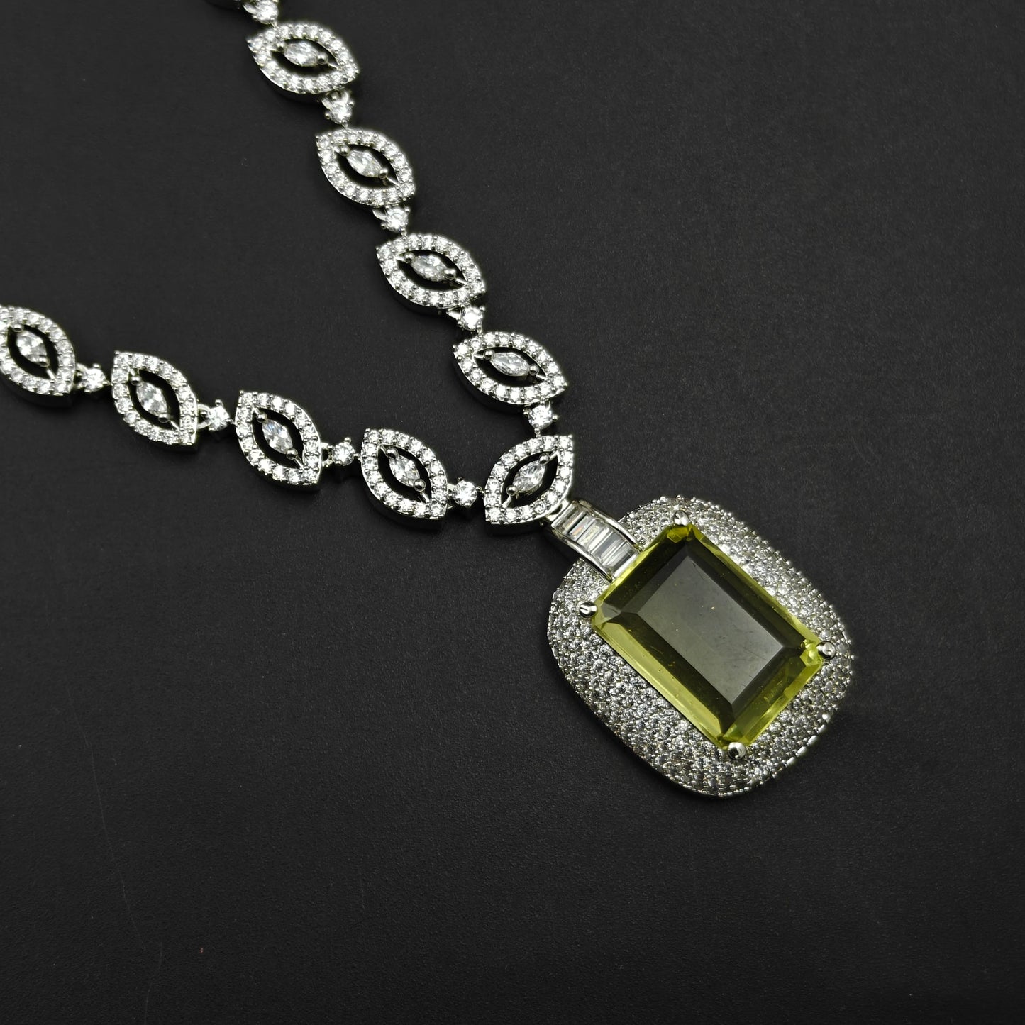 26863 Platinum Square Necklace Parrot Green