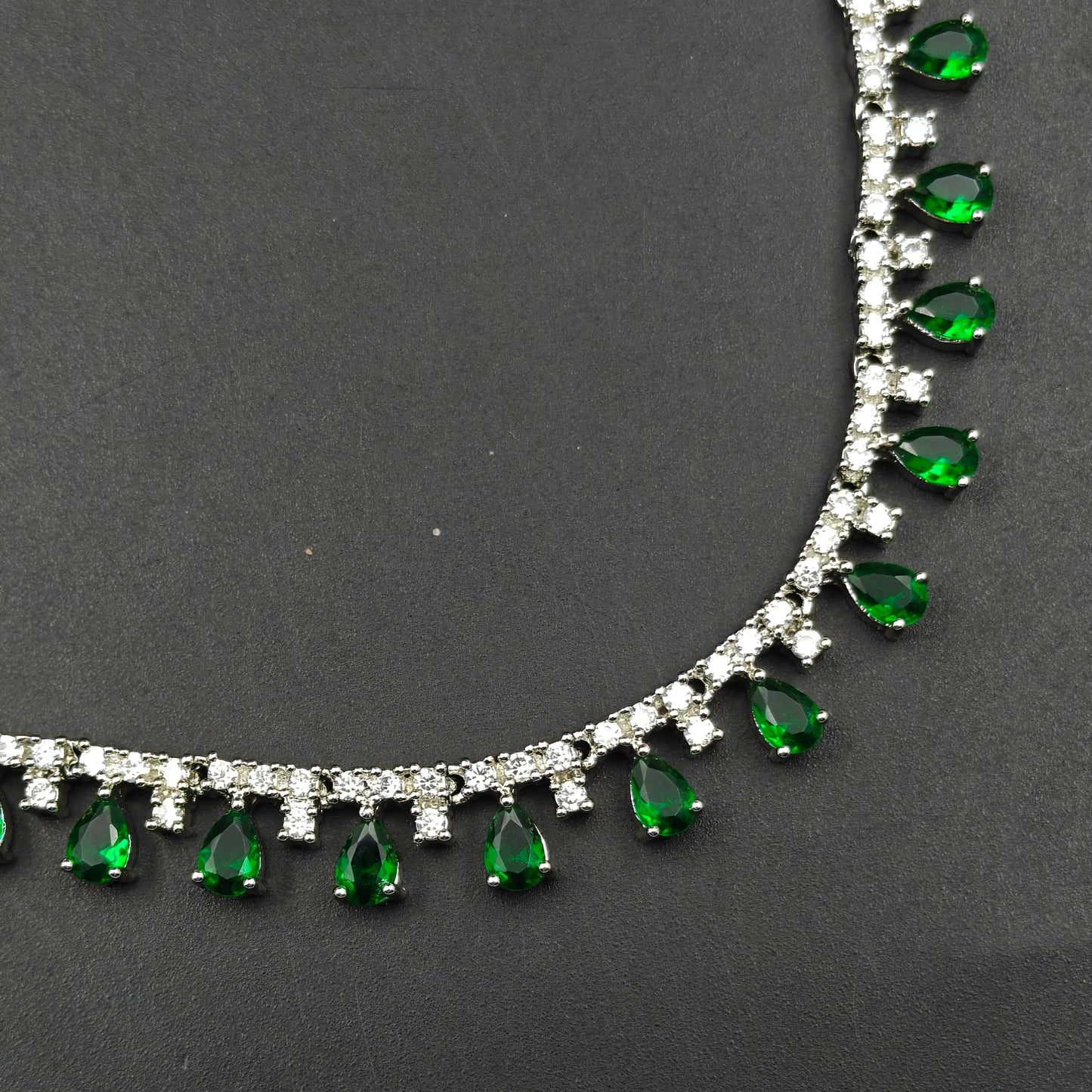 9045 Platinum Green Stone Short Necklace