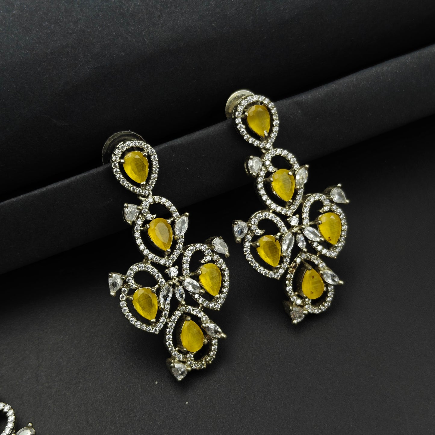 16301 Platinum 1 Line Oval Light Yellow