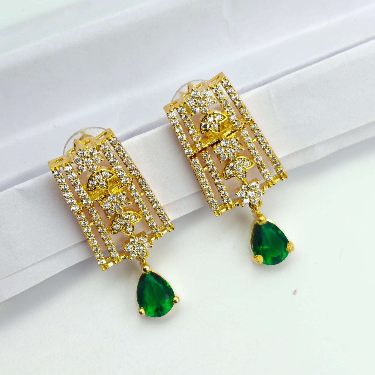 9117 cz green stone short necklace