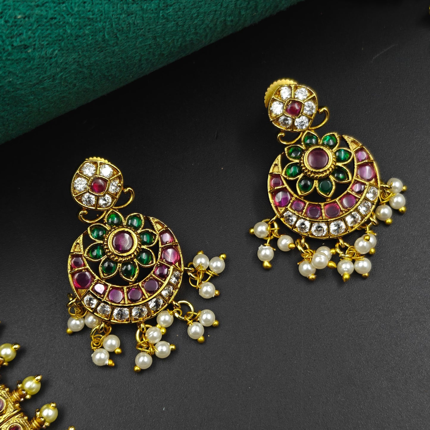 40584 Guttapusalu Short Necklace