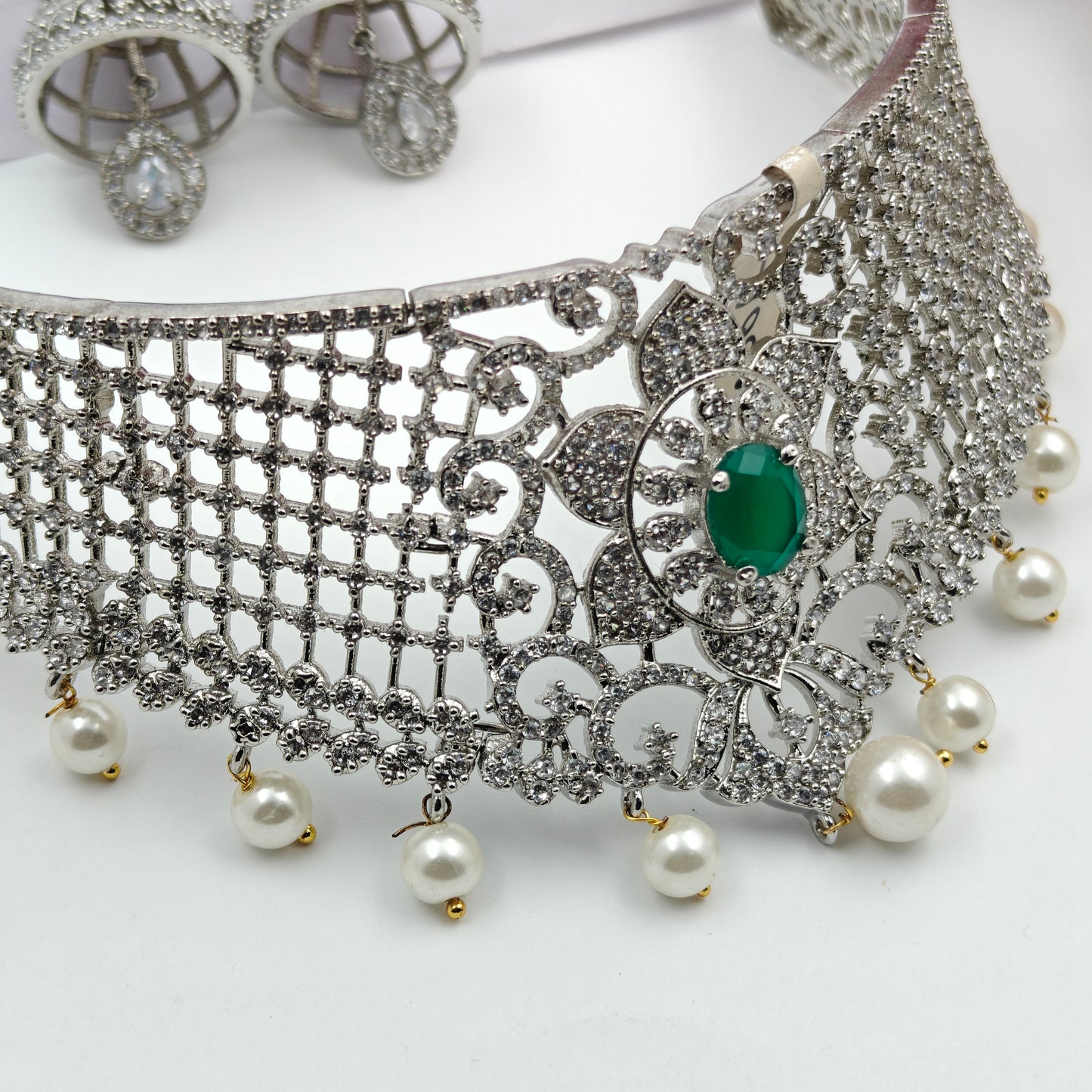 3443 Platinum Choker Green