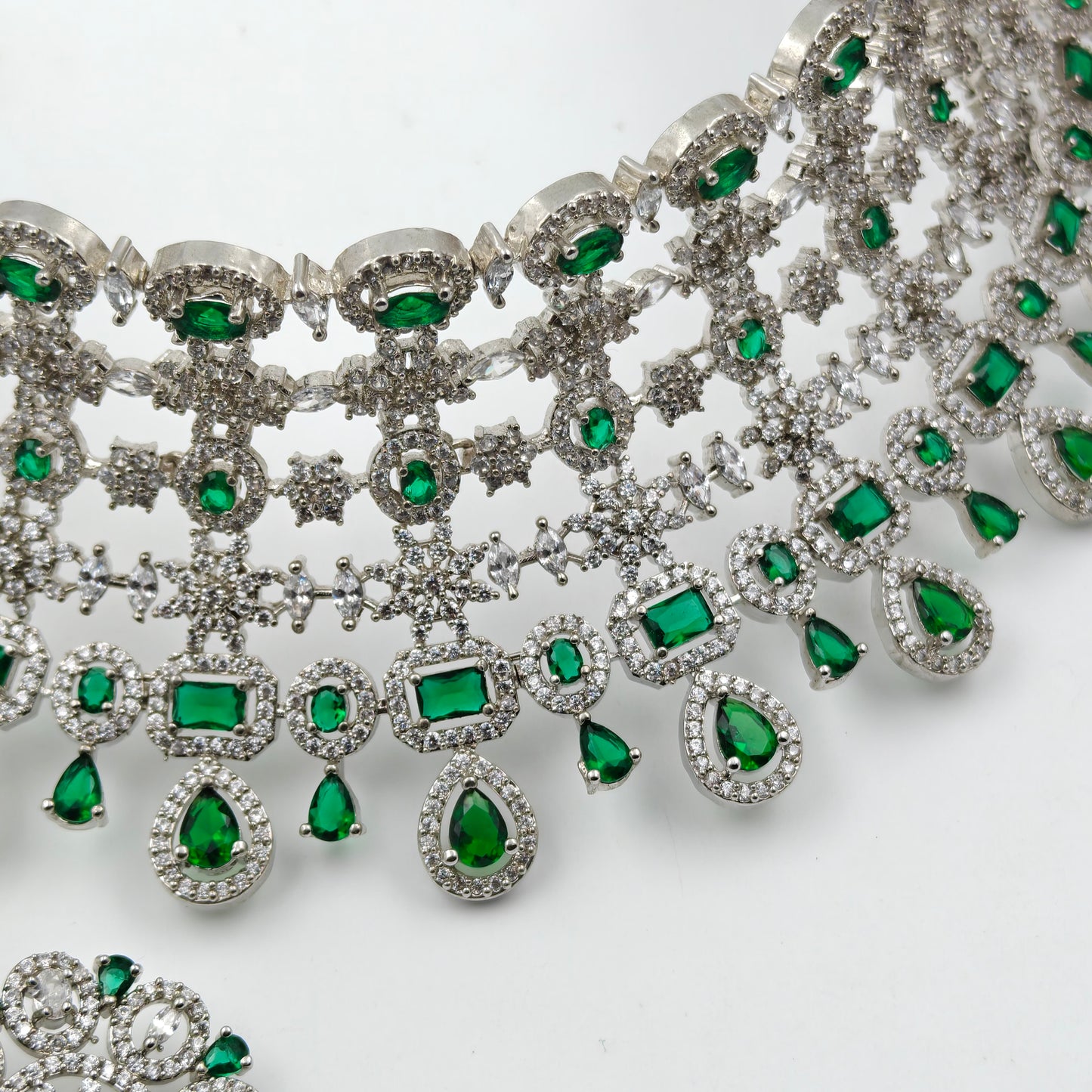 694 White Polish Choker Green Stones