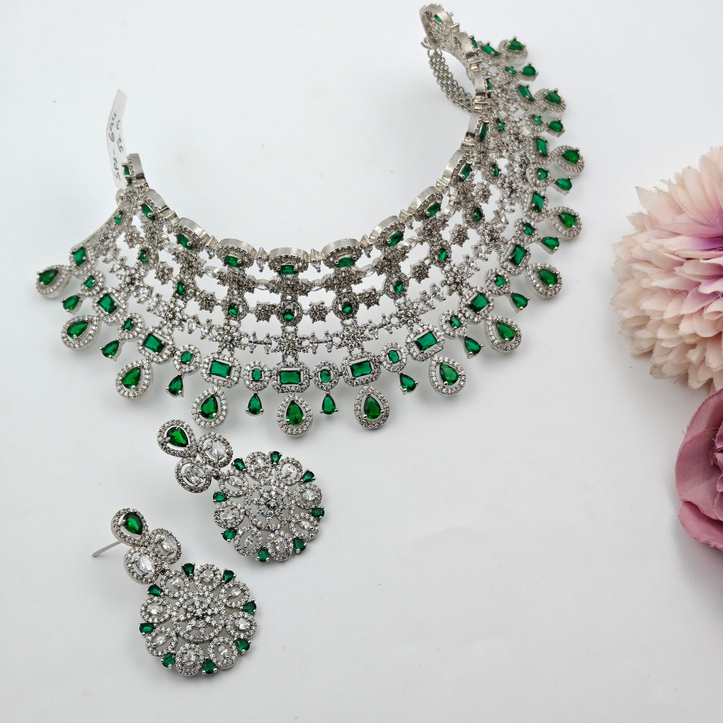 694 White Polish Choker Green Stones