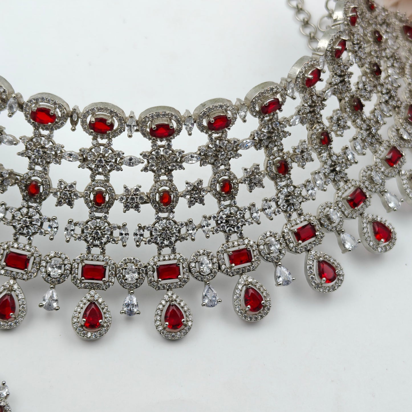 695 White Polish Choker Red