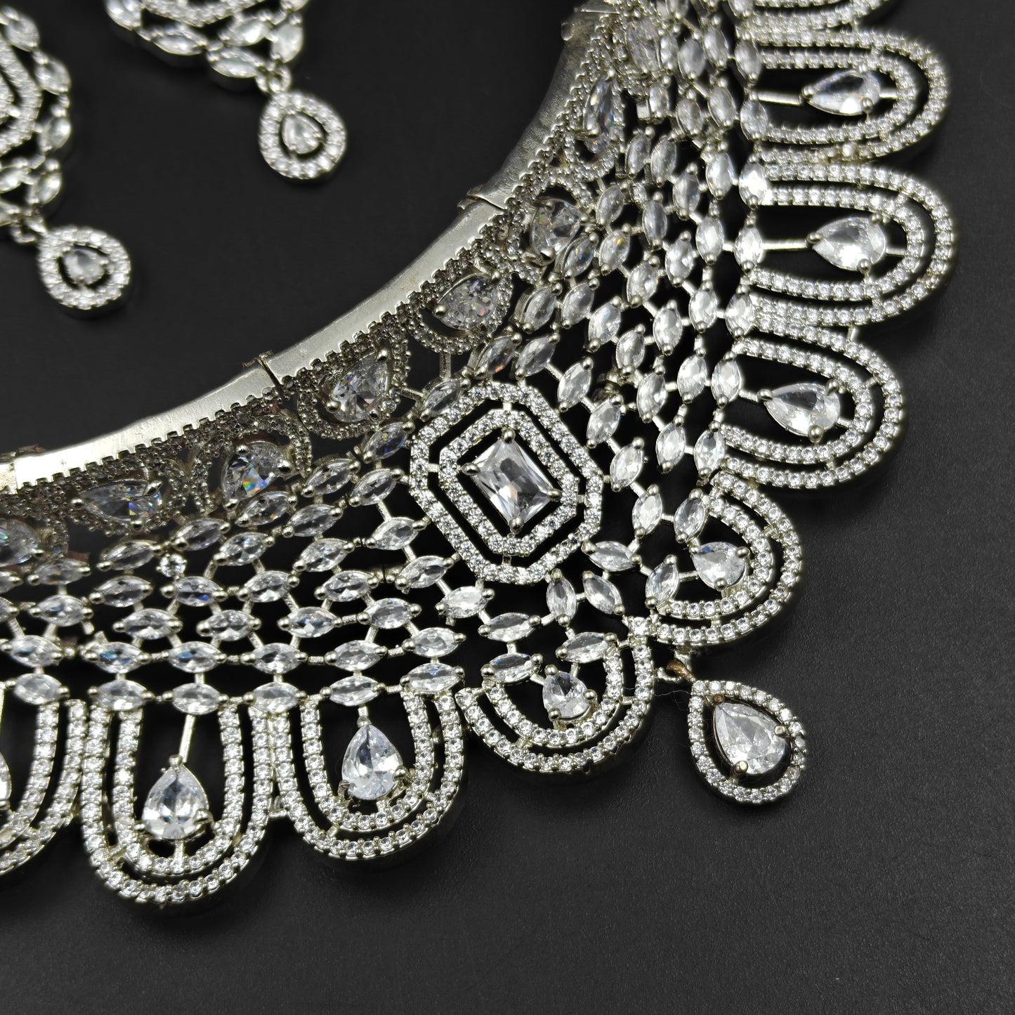 26866 Platinum Neck Choker White