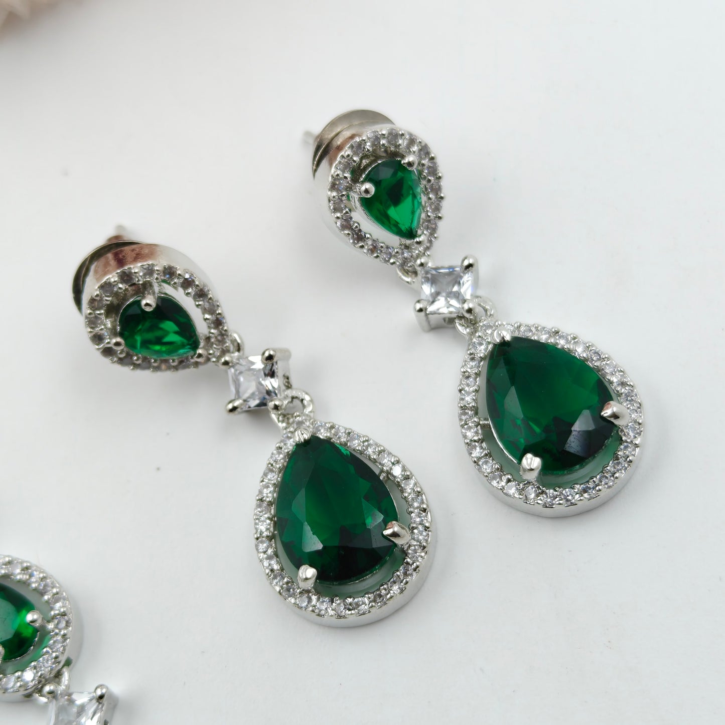 31037 Platinum Short Necklace Dark Green