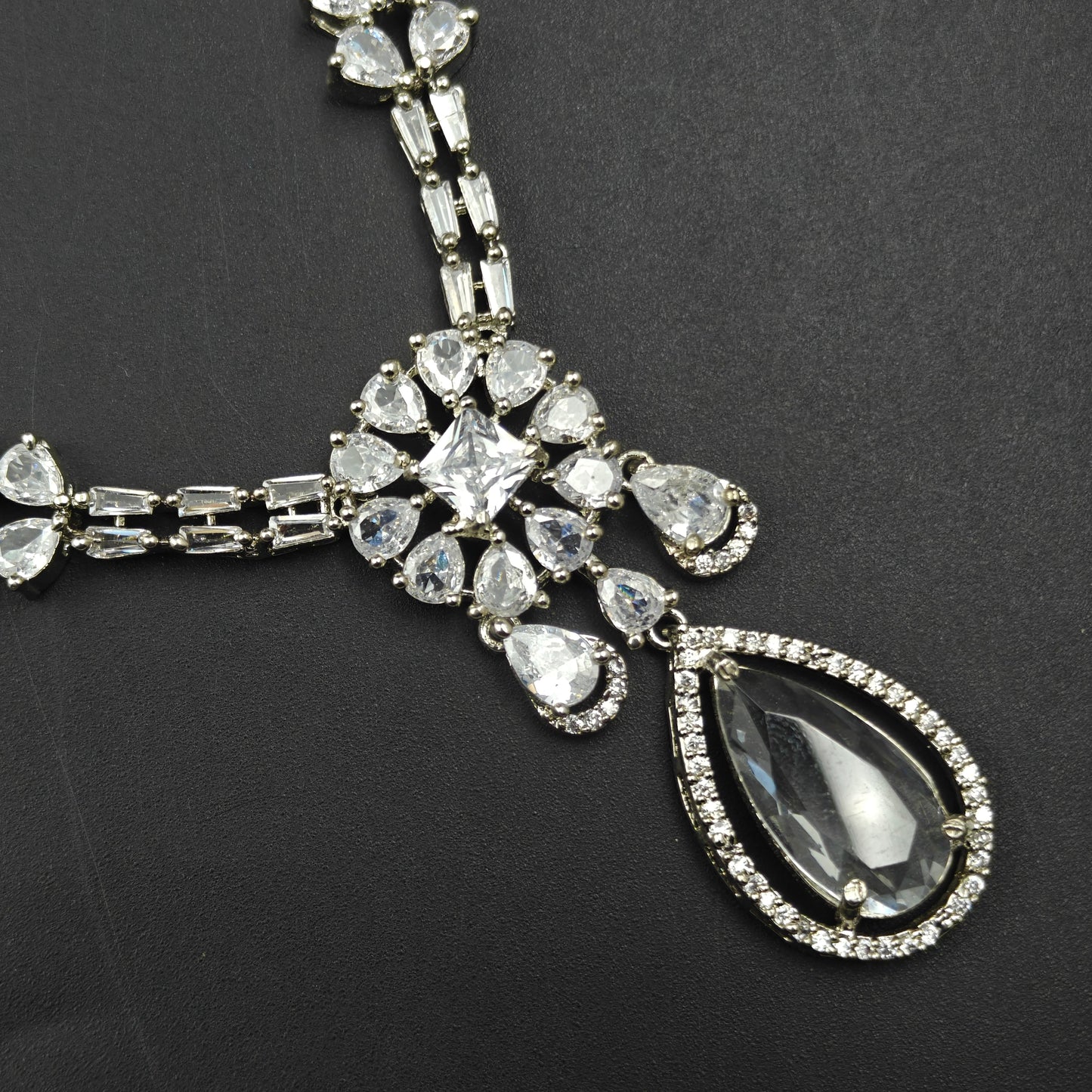 28969 Platinum Necklace Set White