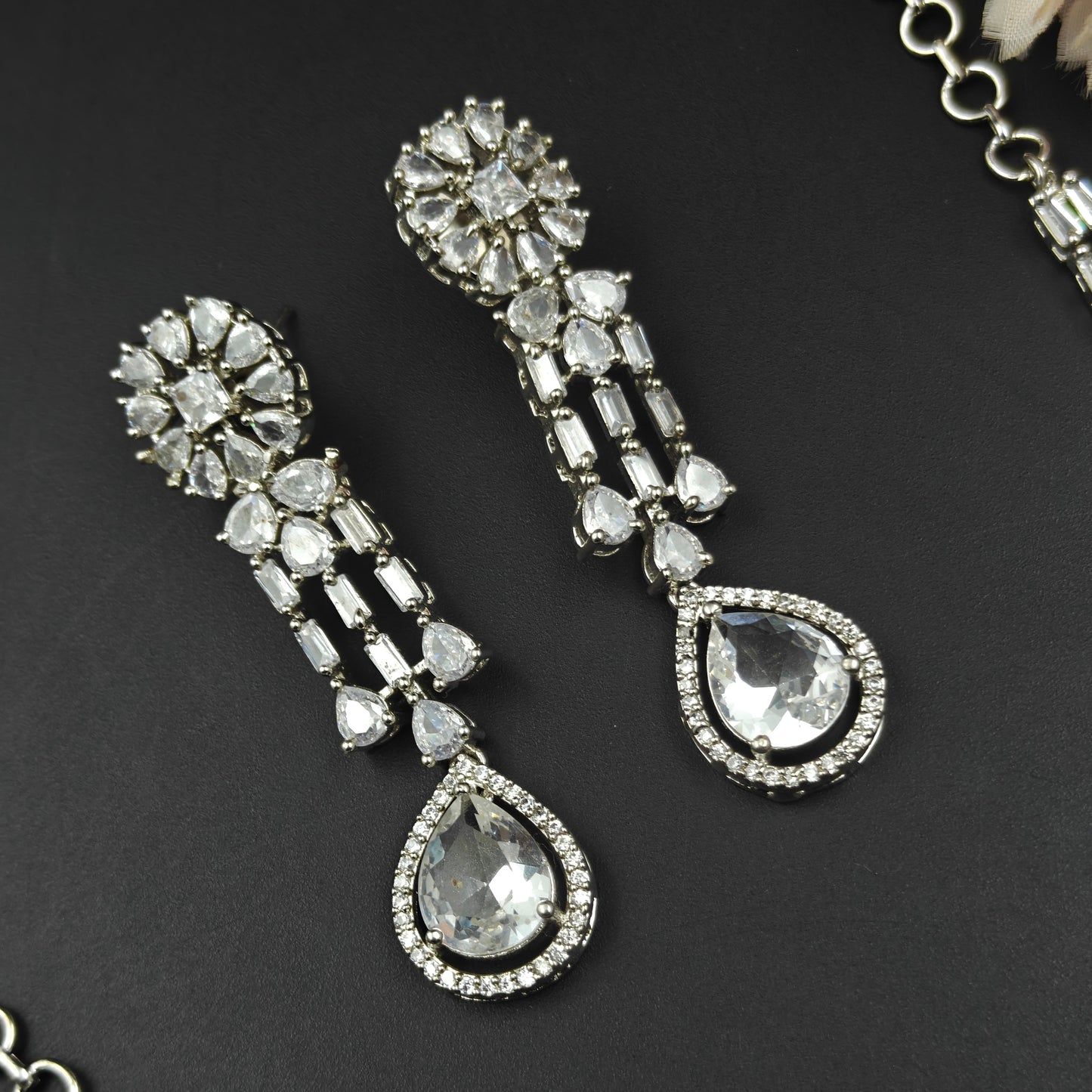 28969 Platinum Necklace Set White