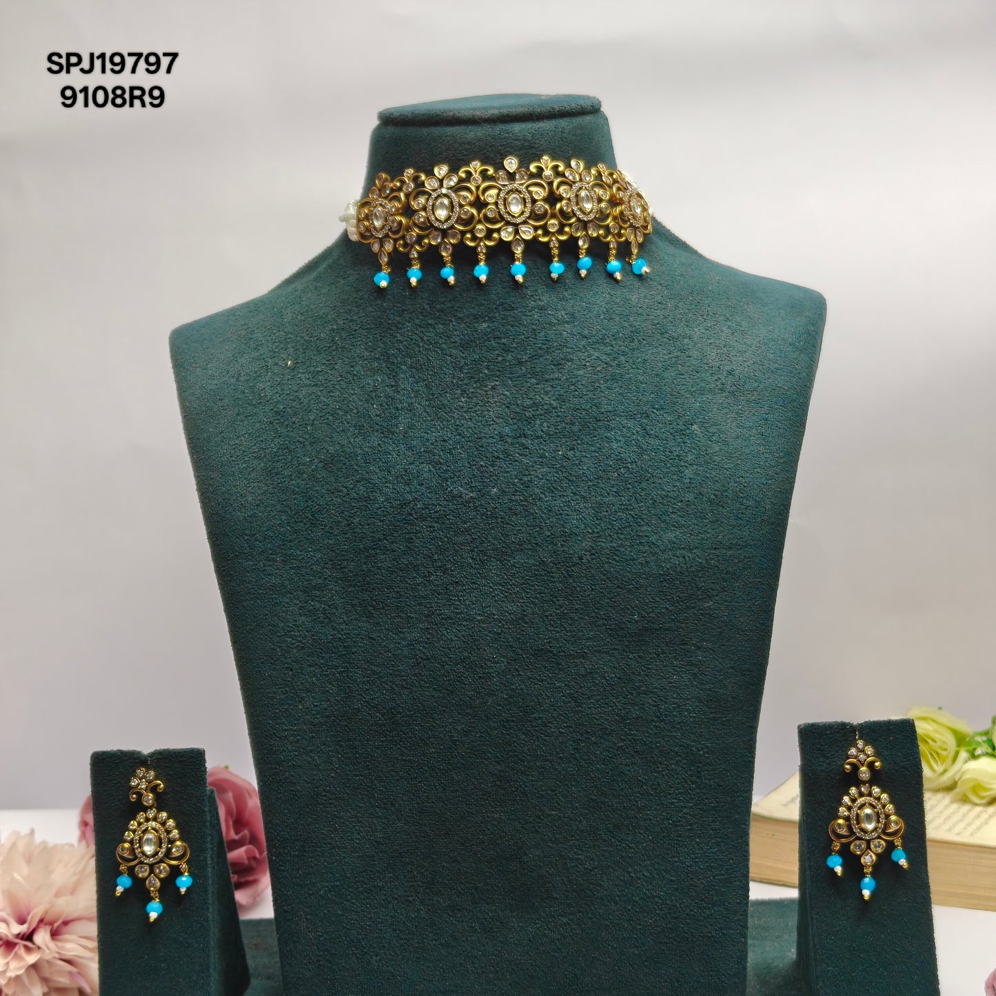 19797 Victorian Choker With 3 Lines Pota