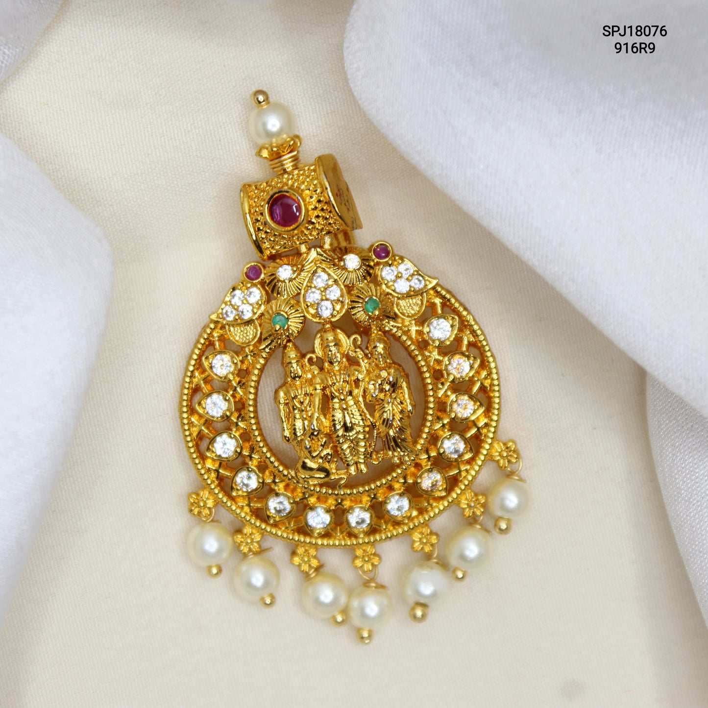 18076 Matte Ram Parivaar Pendant With Openable Hook