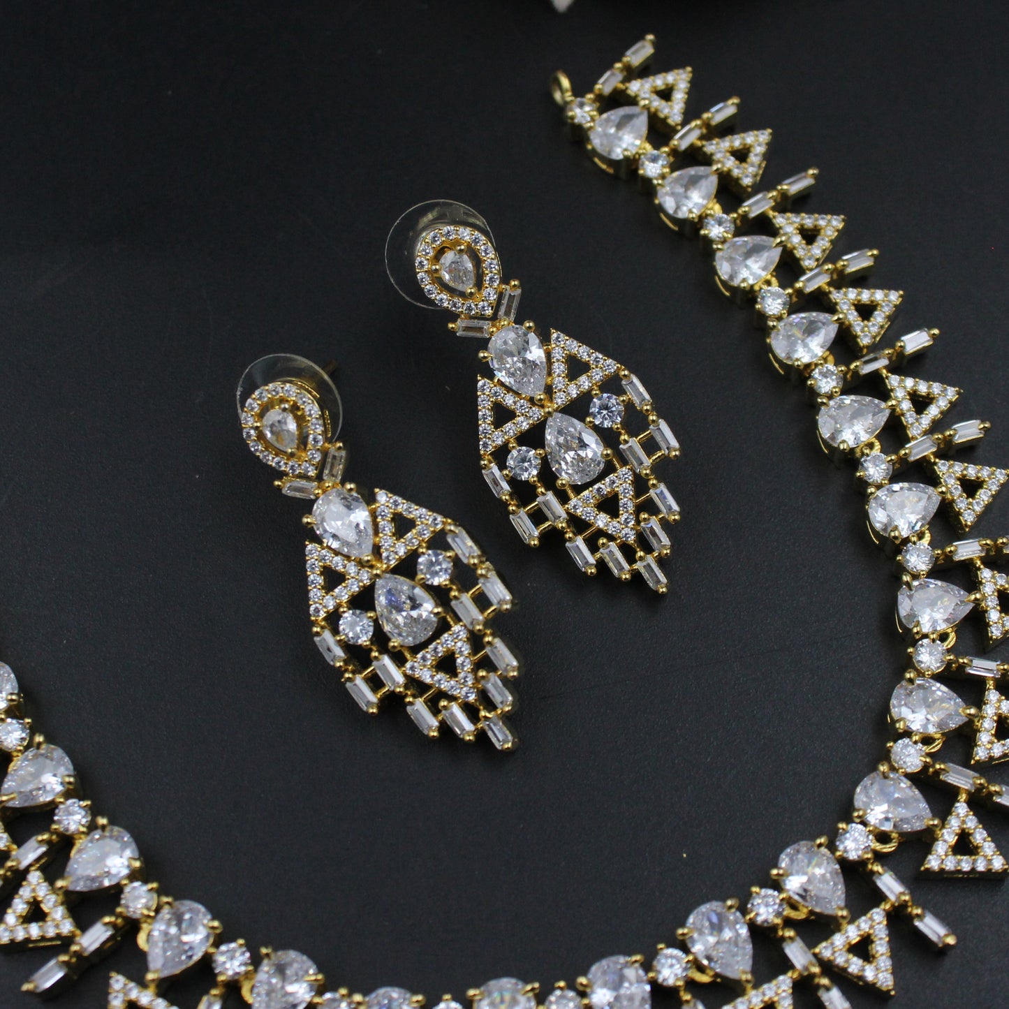 9141 GP Uncut Full White Short Necklace