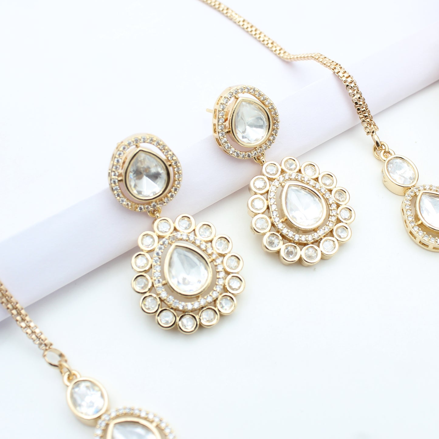 41525 GP White Stone Necklace Set