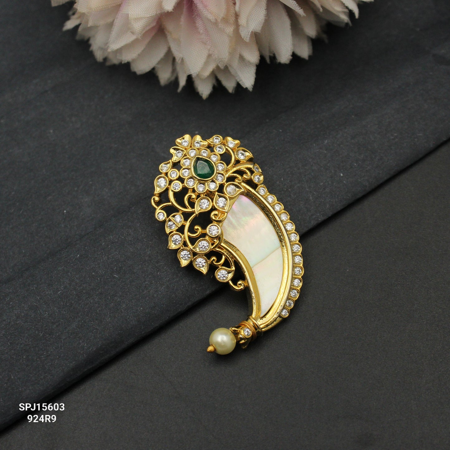 15603 Single Tiger Nail Locket Green