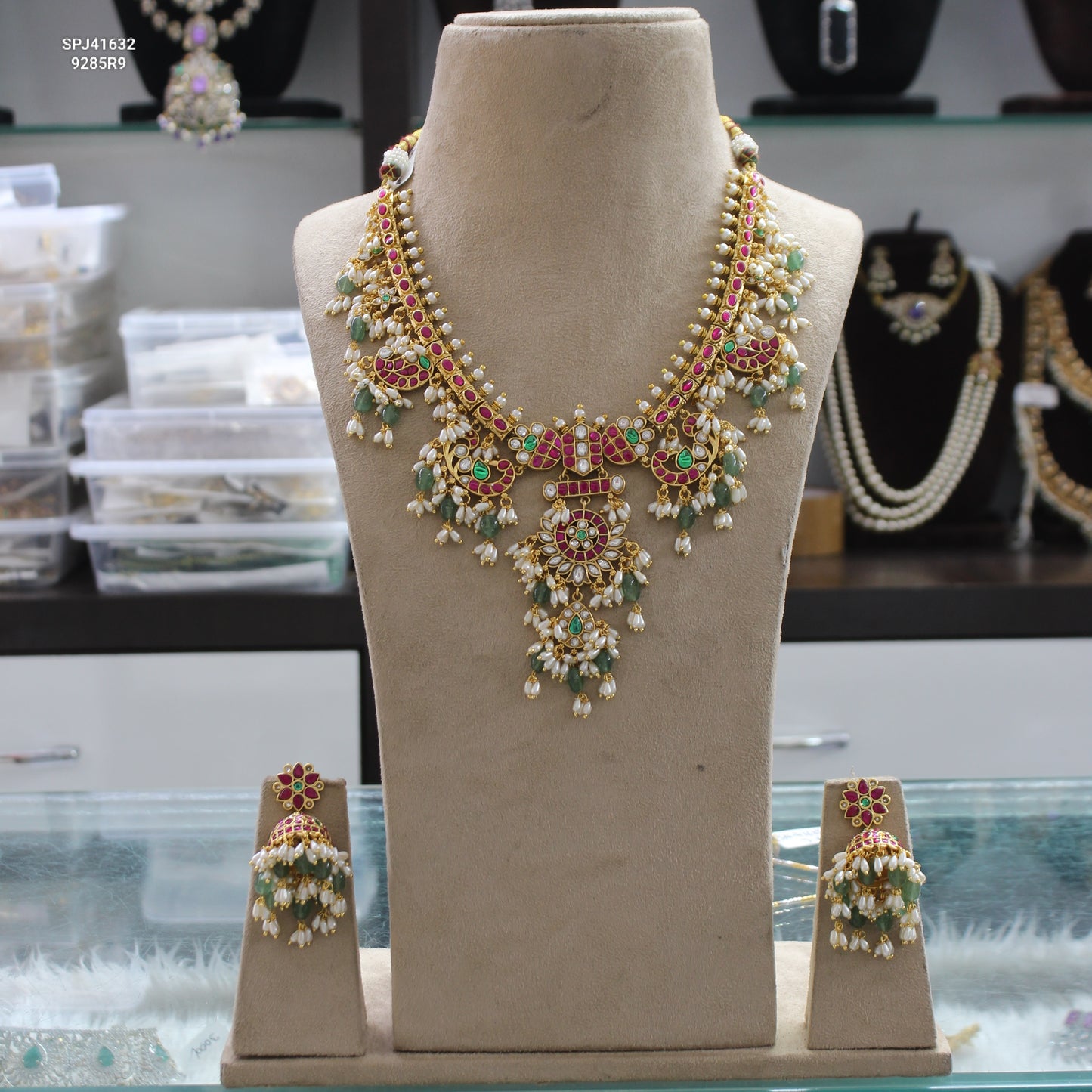 42570 Jadau Guttapusalu Short Necklace Set