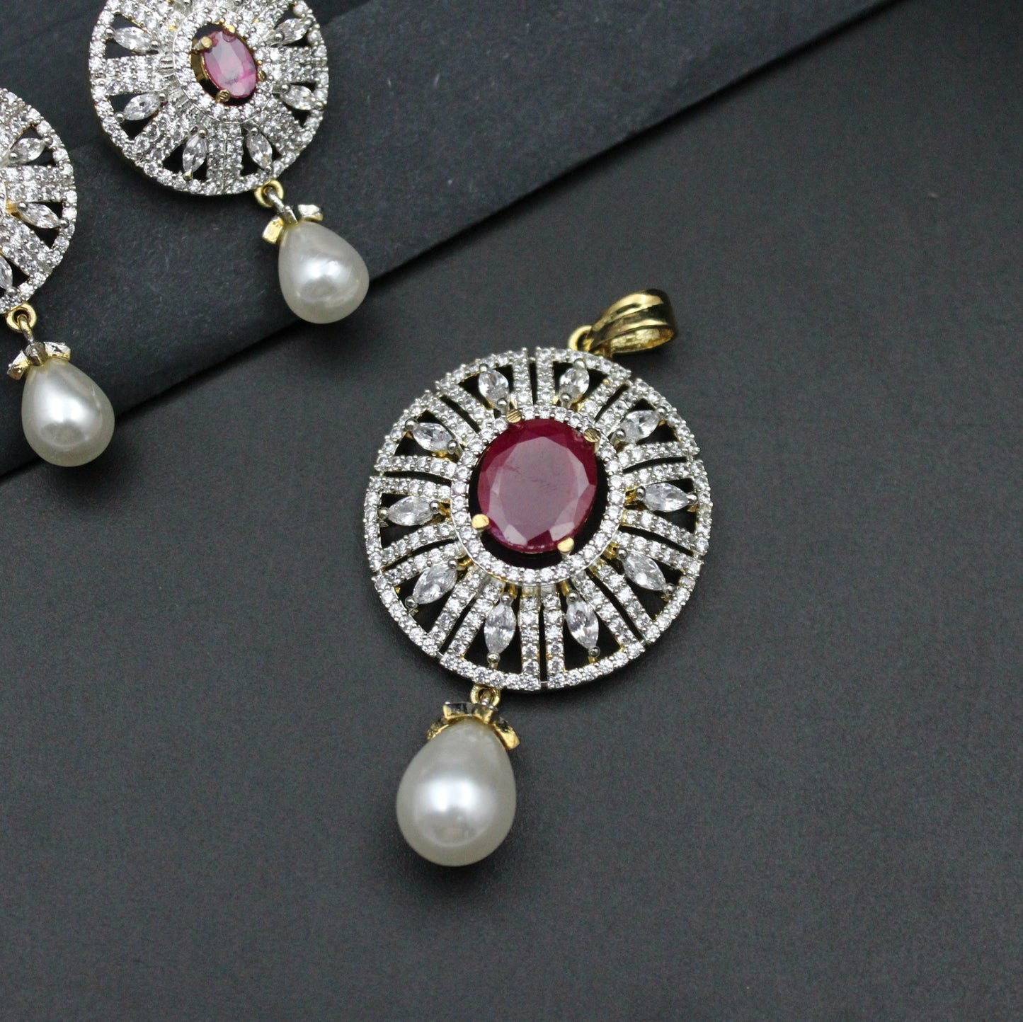 38688 GJ Round Pendant Set Red