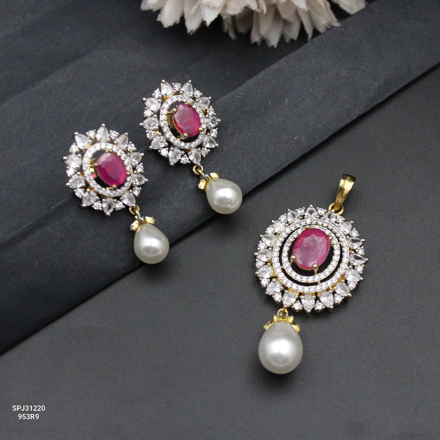 31220 GJ Oval Shape Pendant Set Red