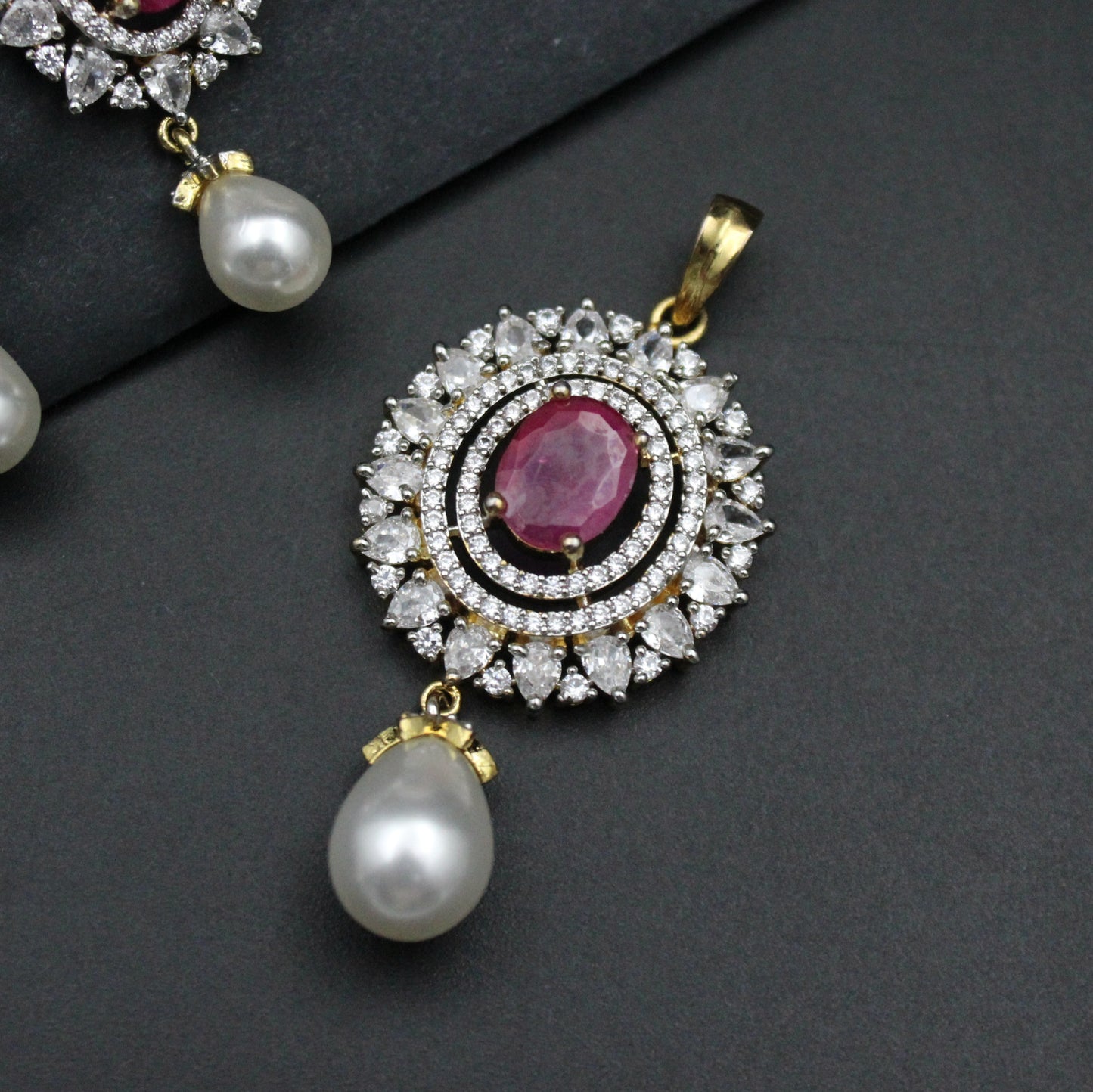 31220 GJ Oval Shape Pendant Set Red