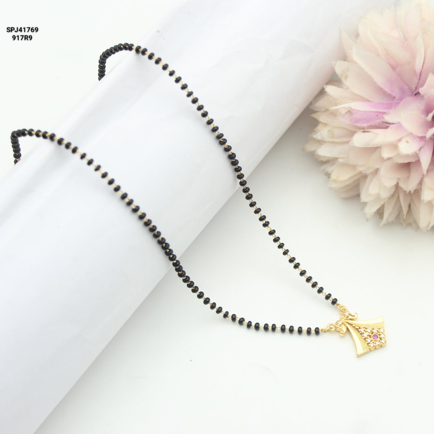 41769 Single Small Locket Black Beads 1 Line