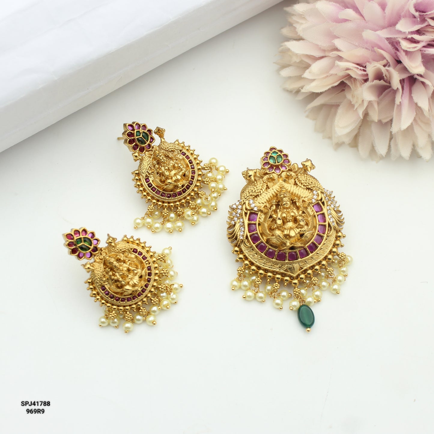 41788 Pota Stone Laxmi Pendant Set