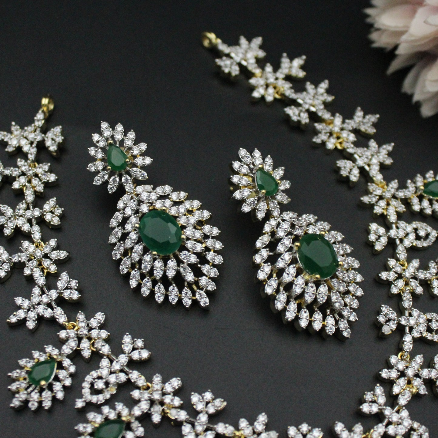 41878 GJ Short Necklace Set Green With Screw Back Earrings