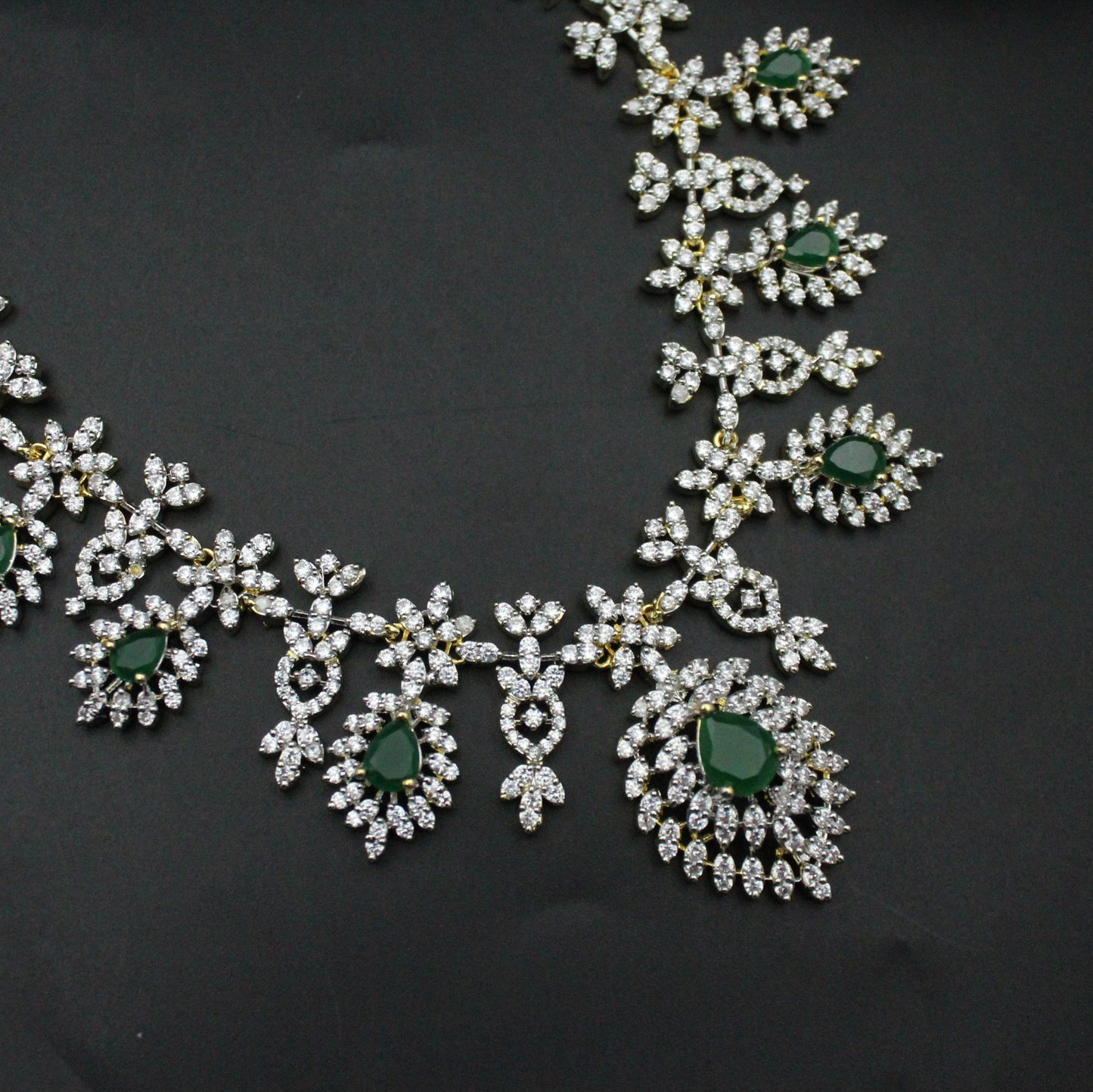 41878 GJ Short Necklace Set Green With Screw Back Earrings
