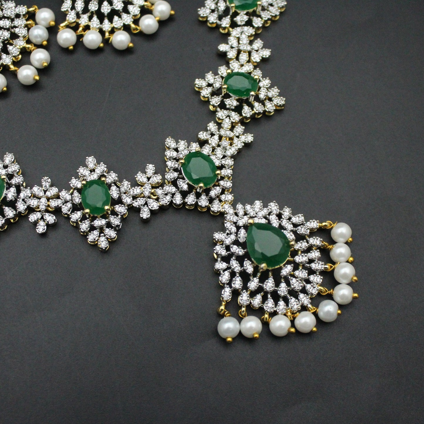 41915 GJ Green Short Fancy Necklace Set With Screw Back Earrings