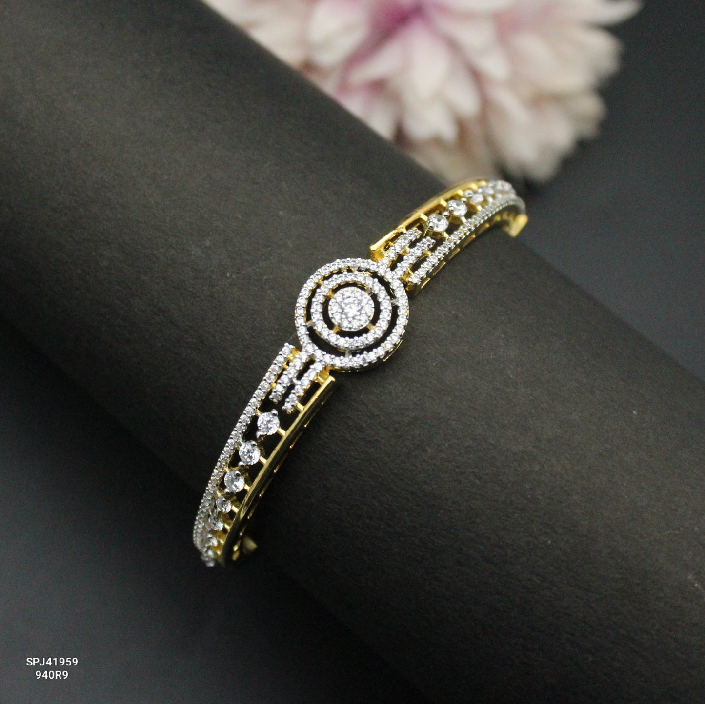 41959 / 39230 / 39895 Real diamond Look Openable bracelet with round pattern