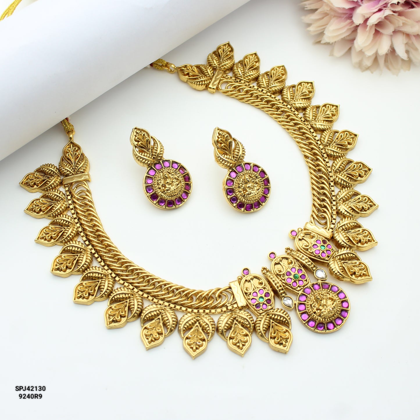 Jadau Laxmi Jalebi Short Necklace With Push Back Earrings