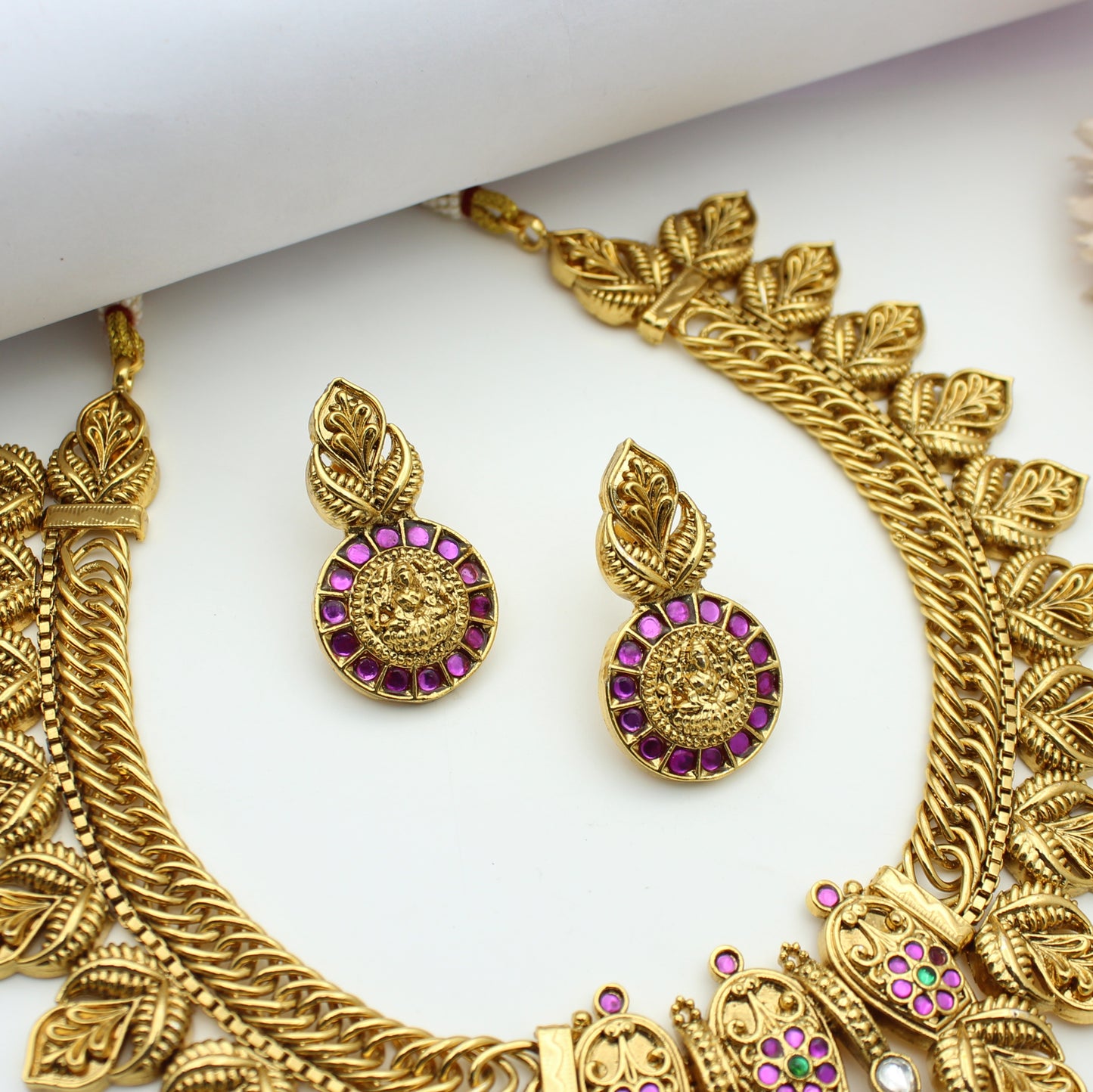 Jadau Laxmi Jalebi Short Necklace With Push Back Earrings