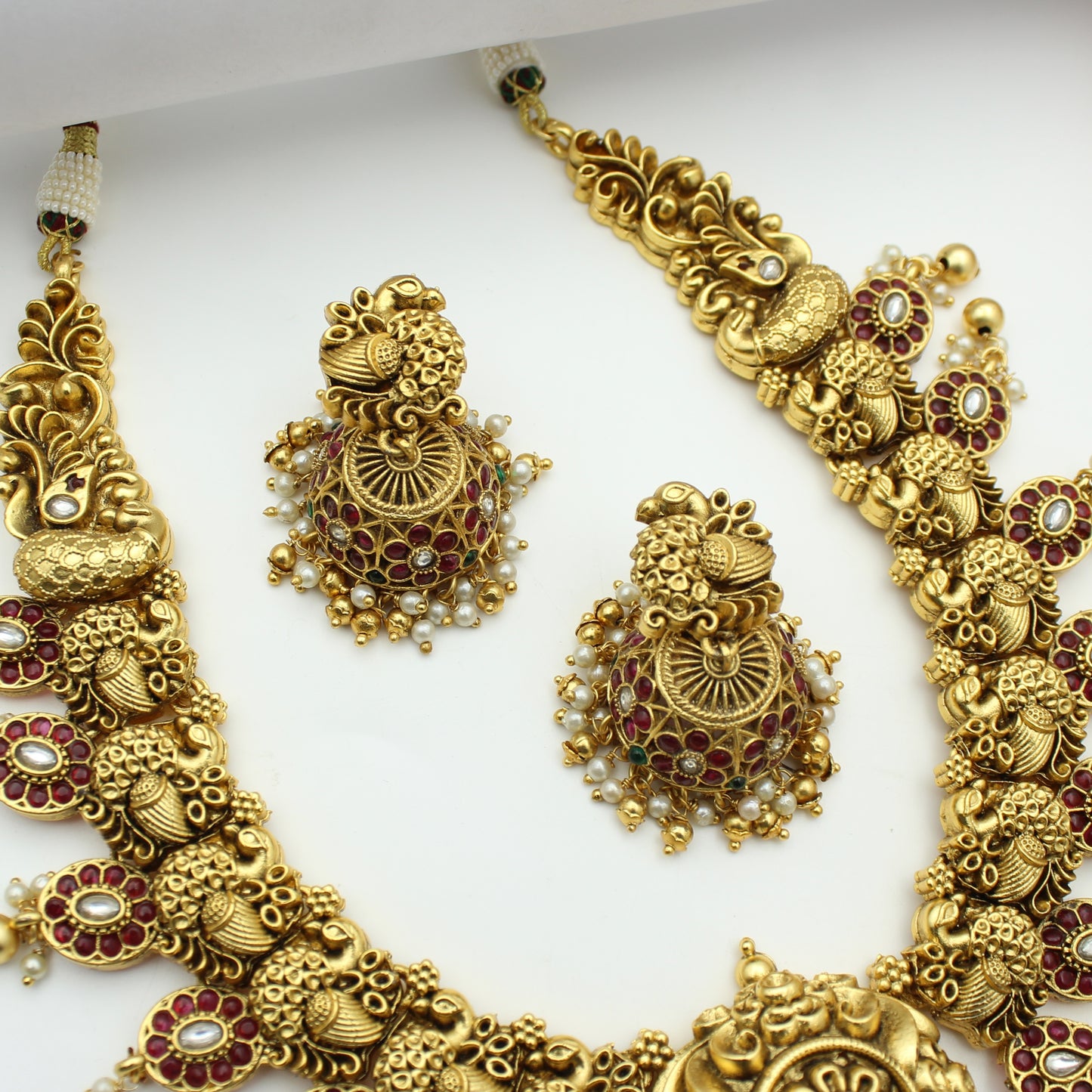 Pota Stone Short Necklace With Golden Balls And Push Back Earrings