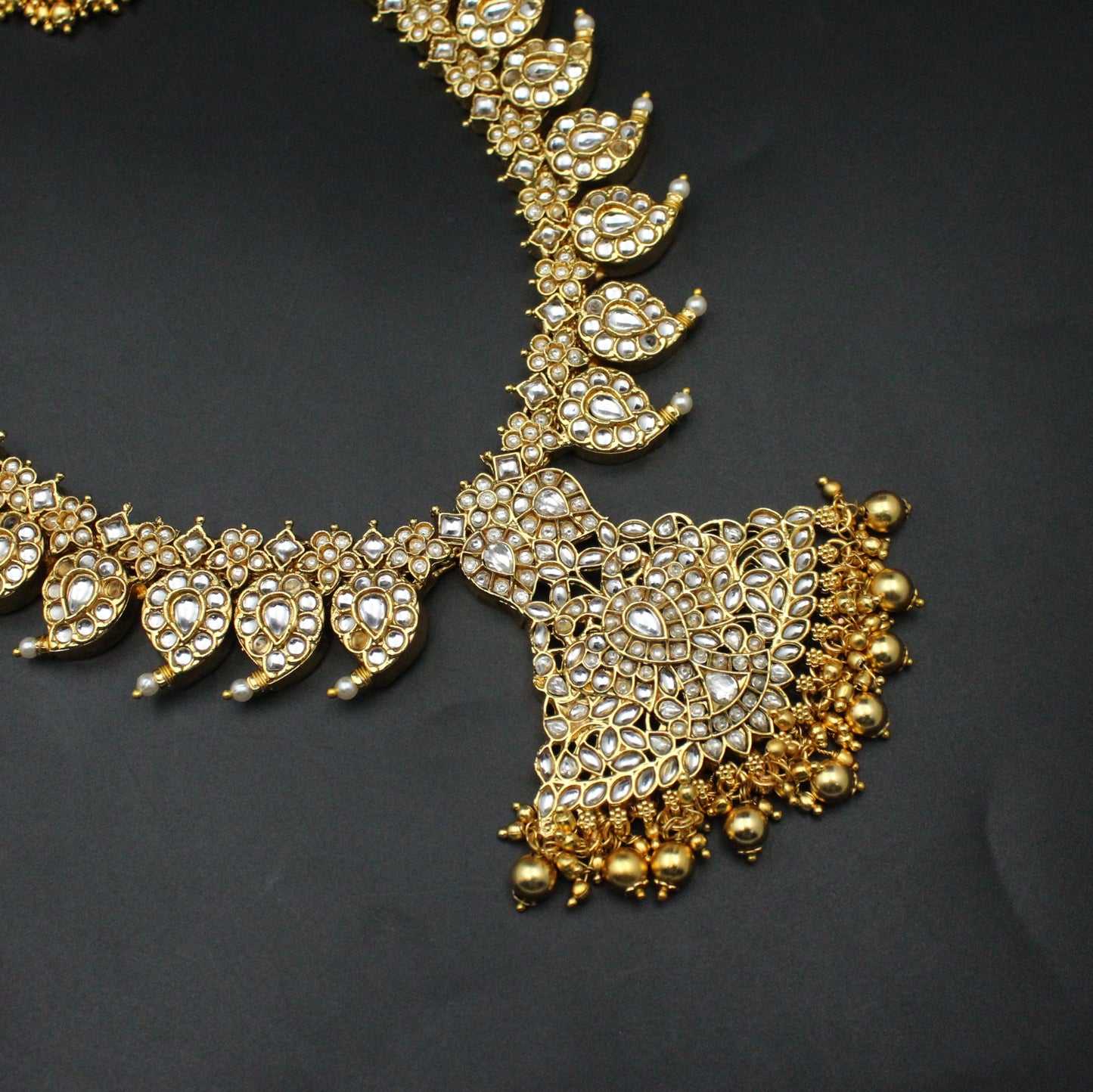 Pota Stone Full White Mango Short Necklace Set Golden Balls With Push Back Earrings