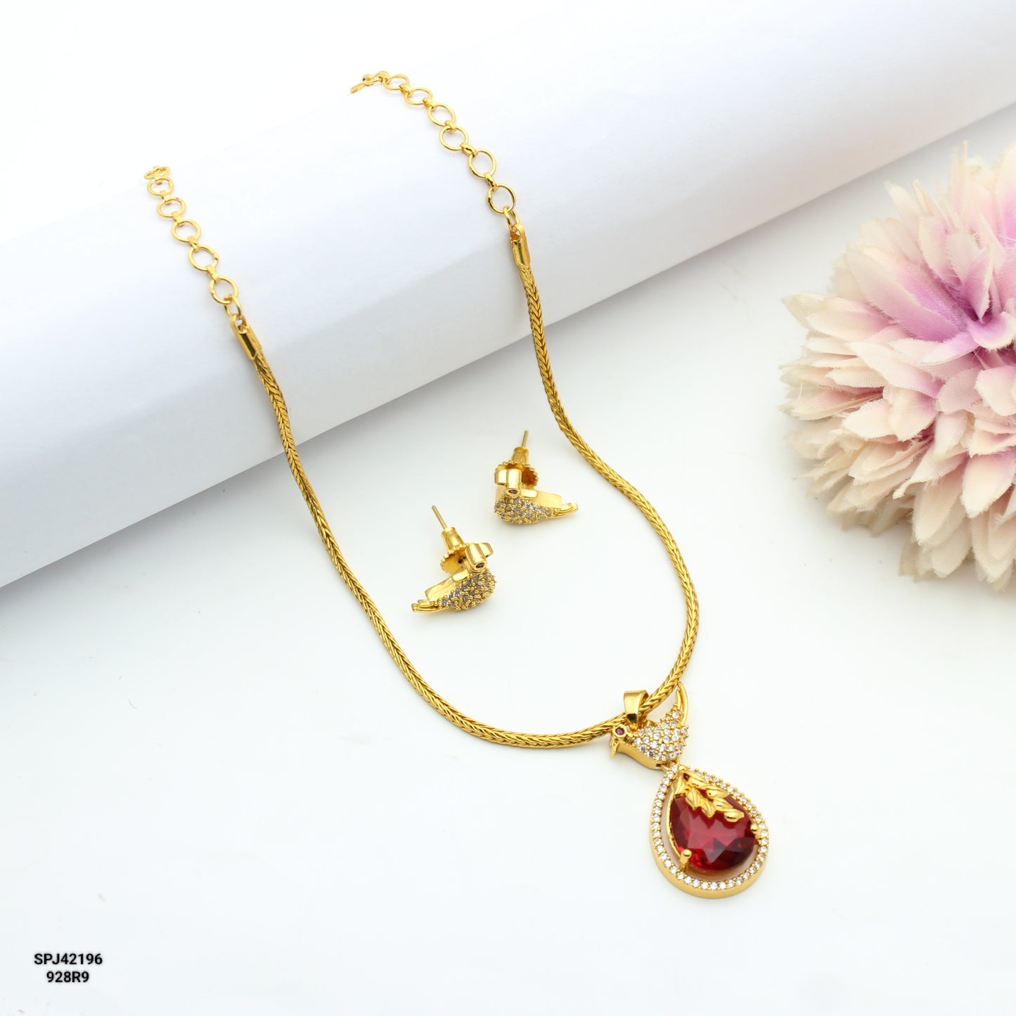 Parrot Hasli / Naan Tadu Simple Chain With Locket Red With Push Back Earrings (9.4 Inches)