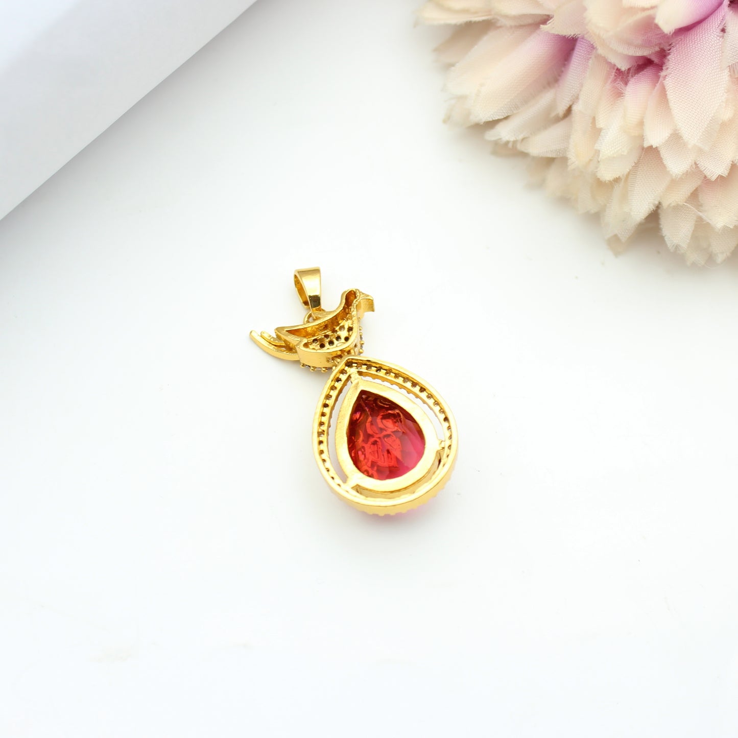 Parrot Hasli / Naan Tadu Simple Chain With Locket Red With Push Back Earrings (9.4 Inches)