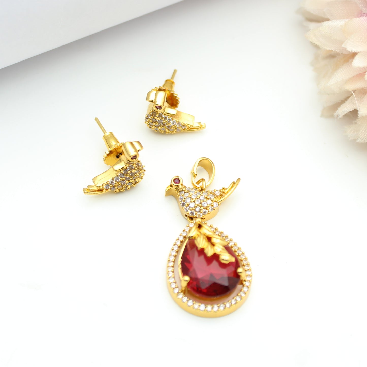 Parrot Hasli / Naan Tadu Simple Chain With Locket Red With Push Back Earrings (9.4 Inches)