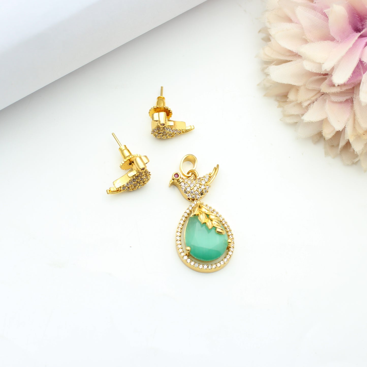 Parrot Hasli / Naan Tadu Simple Chain With Locket Mint Green Push Back Earrings (9.4 Inches)