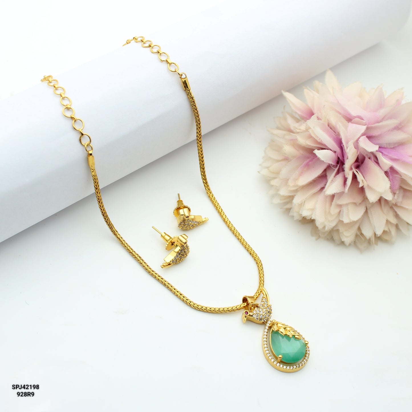 Parrot Hasli / Naan Tadu Simple Chain With Locket Mint Green Push Back Earrings (9.4 Inches)