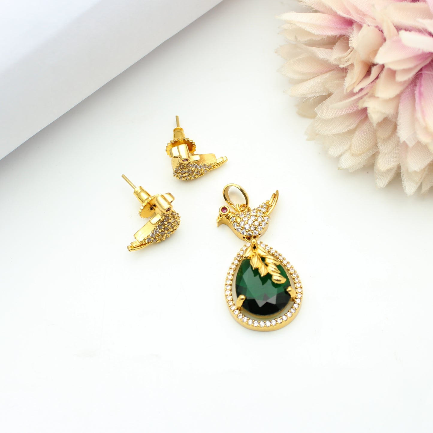 Parrot Hasli / Naan Tadu Simple Chain With Locket Green (9.4 Inches)