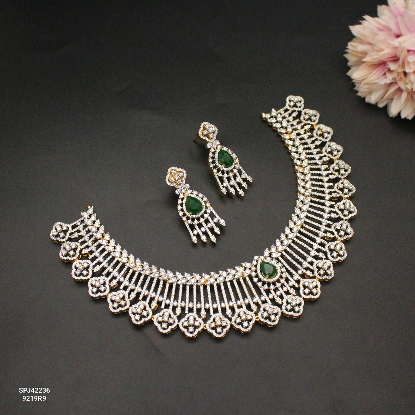 42236 GJ Broad Green Necklace