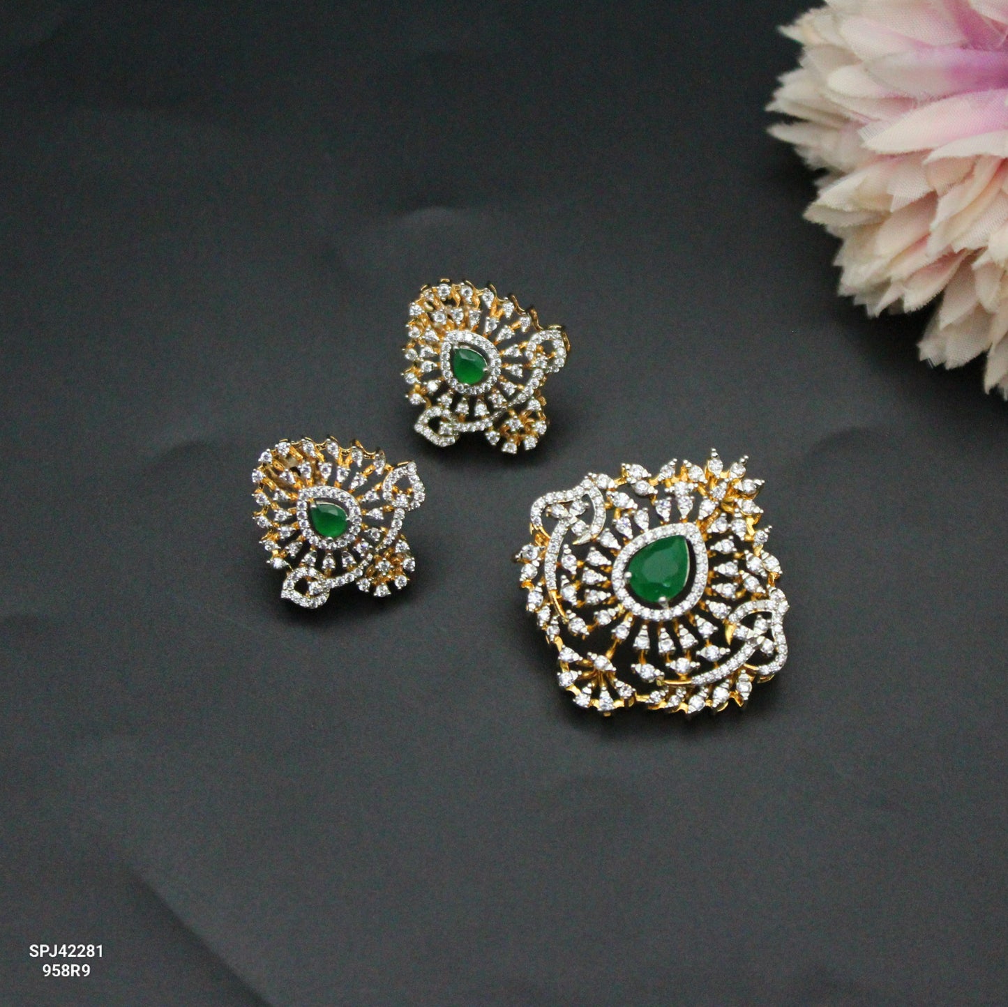42281 Diamond Look Green Pendant Set Non-Openable Hook
