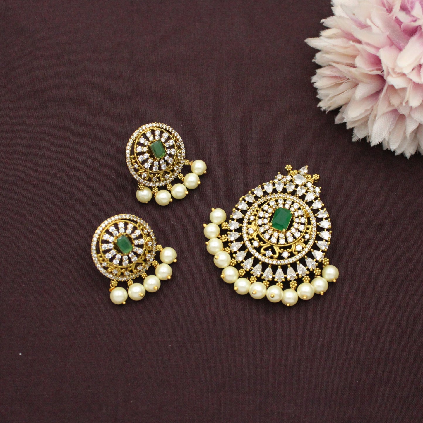 38577 Victorian Green Stone Pendant Set Openable Hook With Push Back Earrings