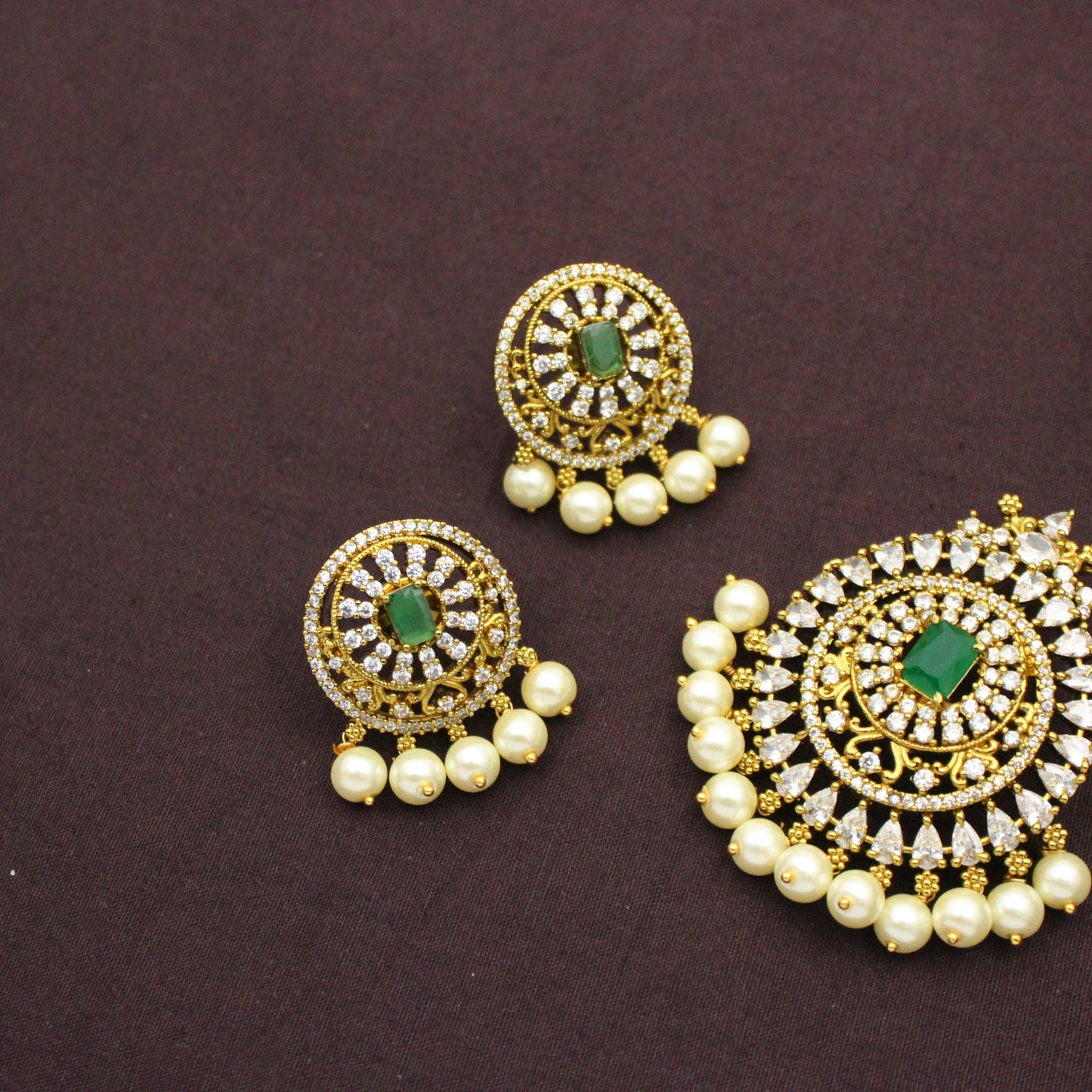 38577 Victorian Green Stone Pendant Set Openable Hook With Push Back Earrings