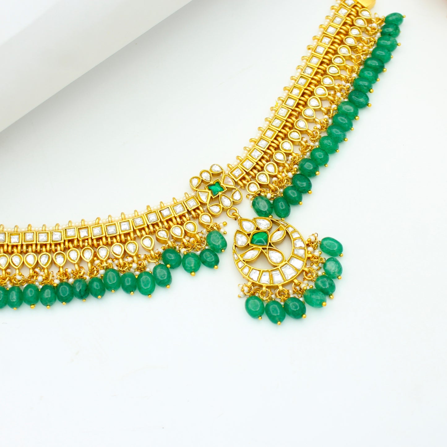 42468 Jadau Flexible Full White Short Necklace