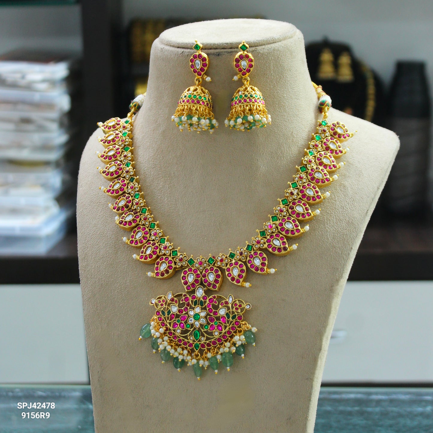42478 Mango Short Necklace Set With Green Beads Push Back Earrings