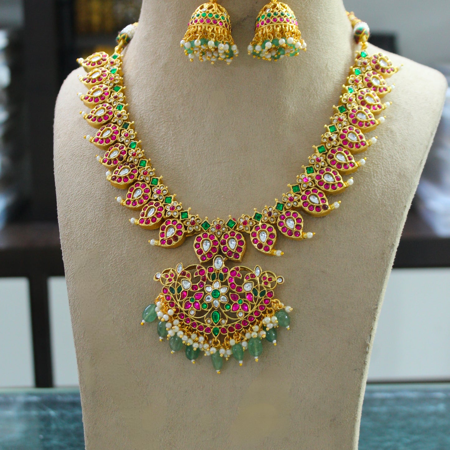42478 Mango Short Necklace Set With Green Beads Push Back Earrings