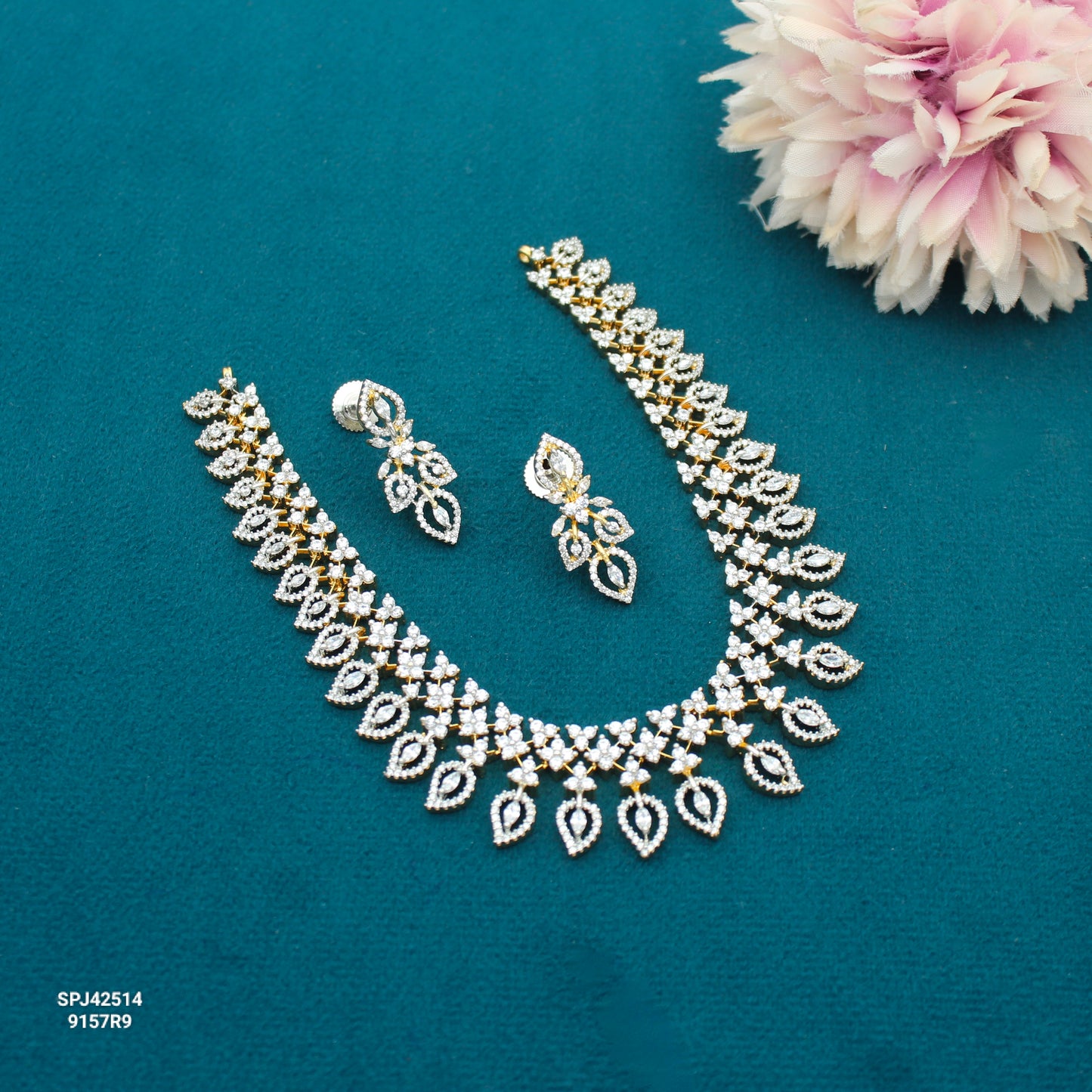 42514 Diamond Look Full White Fancy Short Necklace